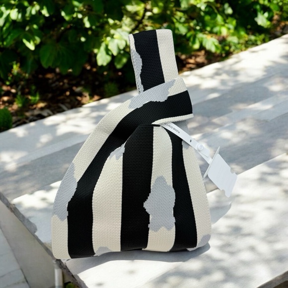 NWT Stylish Monochrome Striped Canvas Tote - Picture 2 of 8